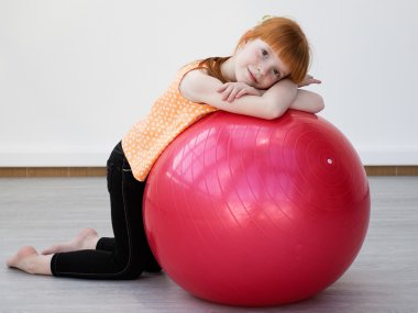 Küçük kız fitball salonunda üzerinde pratik