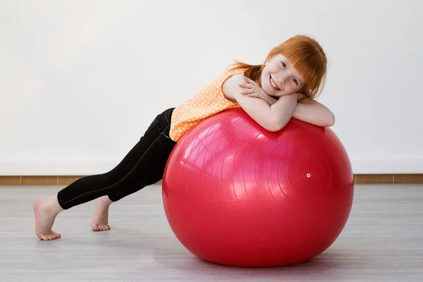 Niña practicando fitball en el gimnasio — Foto de Stock