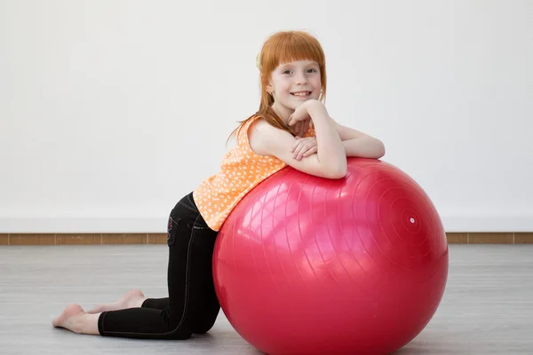 체육관에서 fitball에 연습 하는 어린 소녀 — 스톡 사진