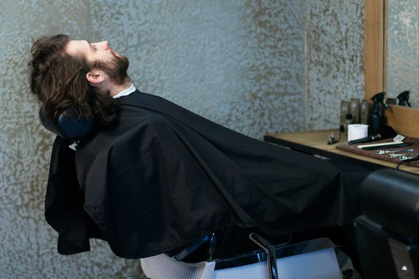 Mężczyzna w salonie fryzjerskim — Zdjęcie stockowe