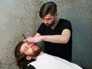  Bir Kuaför tıraş adamın sakalı