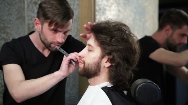 Barbearia. Penteado de homem — Vídeo de Stock