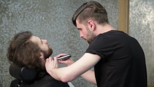 Un salon de coiffure. Coiffure homme — Video