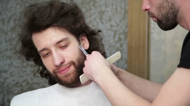 Barbería. El peinado del hombre — Vídeos de Stock