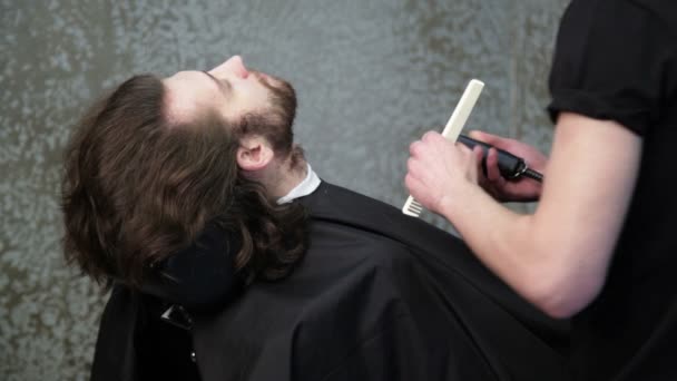 Barbearia. Penteado de homem — Vídeo de Stock