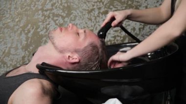 Adamın kafasını, yan görünüm yıkama kadın Kuaför