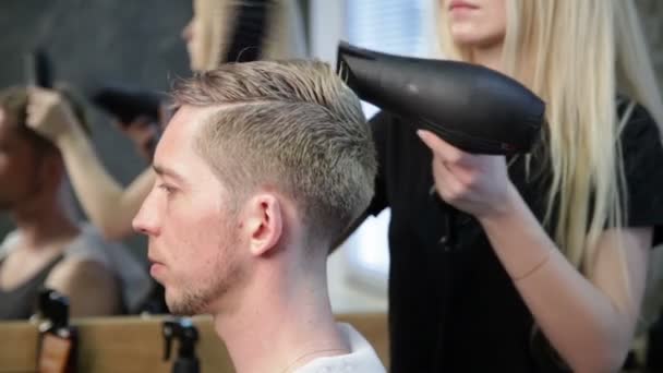 Estilo de cabelo. Mulher barbeiro secar a cabeça do homem — Vídeo de Stock