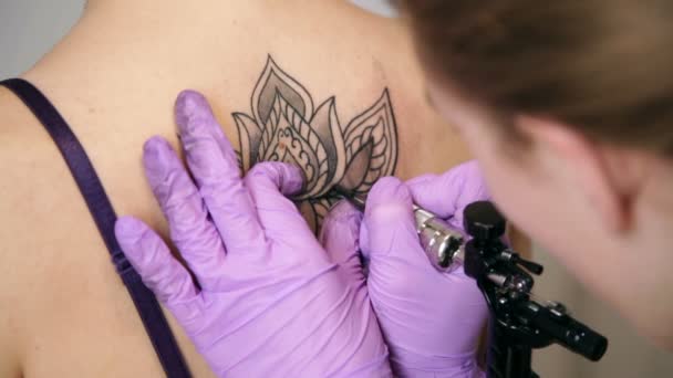 Fleur de tatouage sur le dos de la femme — Video