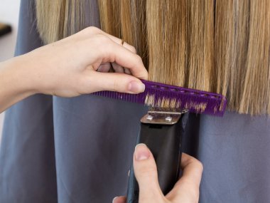  saç uçları kırparak berber eller