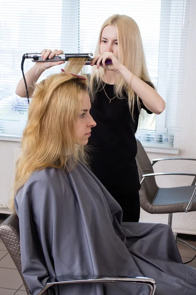 矫直客户端的头发的理发师 — 图库照片
