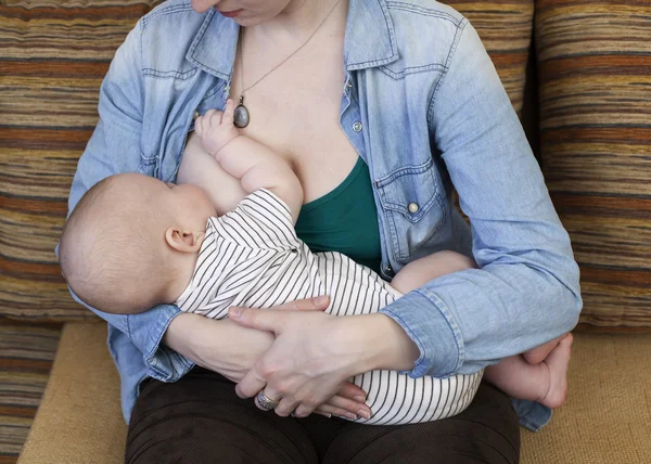 Holding ve bir bebek beslenme kadın