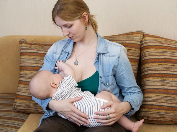 Genç kadın bir bebek tutan kapatın