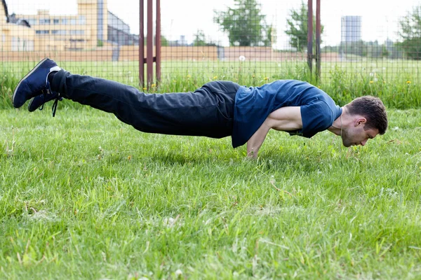 Udendørs yoga træning - Stock-foto