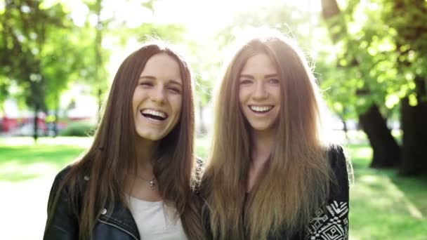 Two young laughing women in the city park — Stock Video