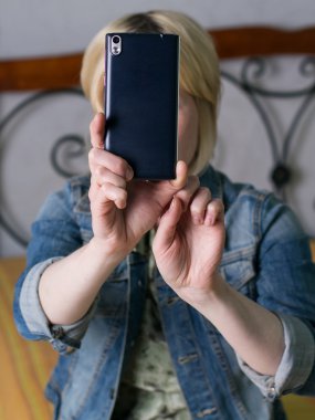 kadın bir selfie odaya yapma