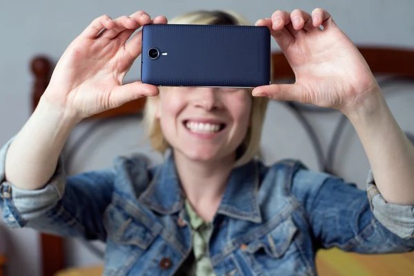 Mujer haciendo una selfie en la habitación — Foto de Stock