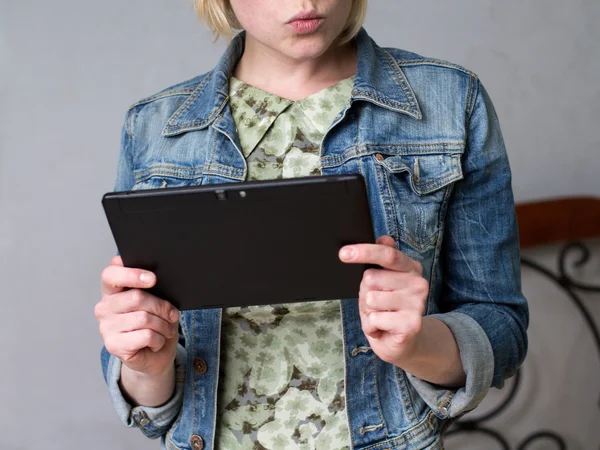 Cerca de la joven rubia sosteniendo una tableta — Foto de Stock