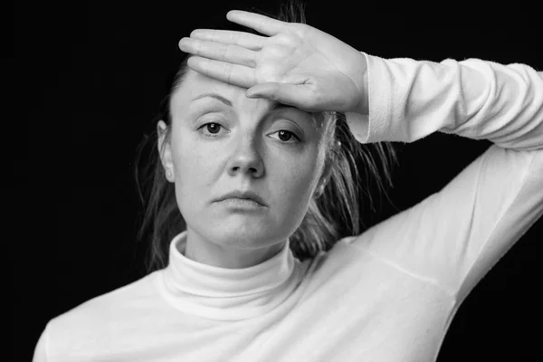 Πονοκέφαλο. Κοντινό πλάνο πορτρέτο μιας γυναίκας λυπημένος — Φωτογραφία Αρχείου