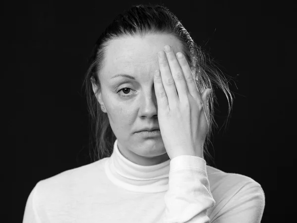 Close-up van portret van een vrouw de helft van haar gezicht te sluiten — Stockfoto