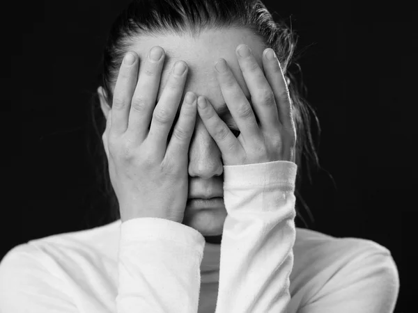 Närbild porträtt av en kvinna stänga hennes ansikte av palms — Stockfoto