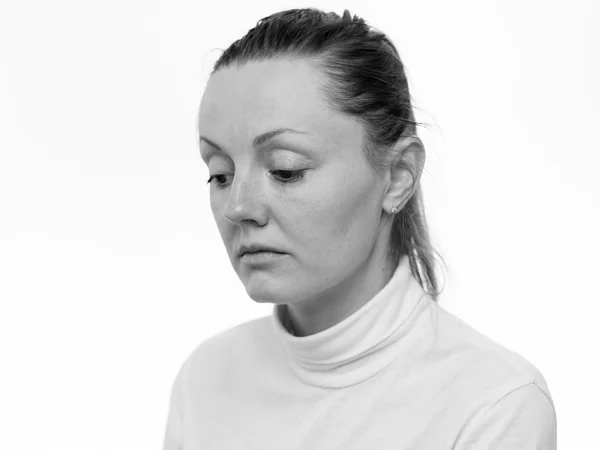 Emociones. Retrato de cerca de una mujer triste mirando hacia abajo — Foto de Stock