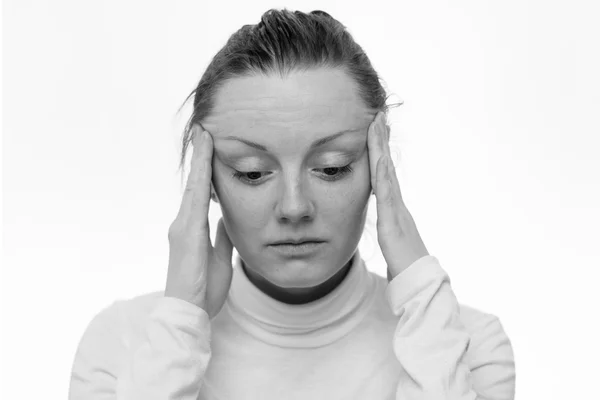 Kopfschmerzen. Nahaufnahme Porträt einer traurigen Frau — Stockfoto