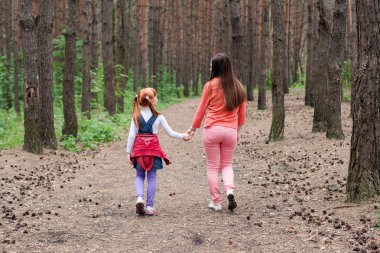 Anne ve kızı bir orman yürümek 