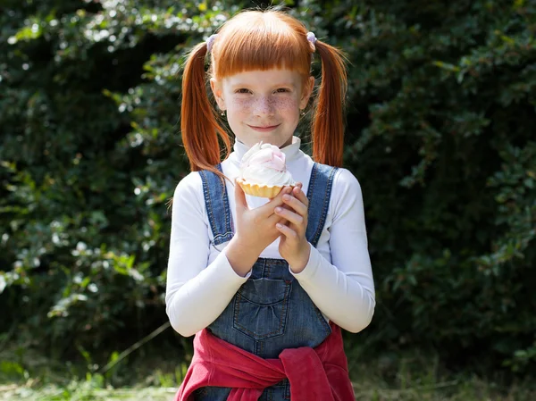 Retrato de cerca de una linda niña pelirroja —  Fotos de Stock