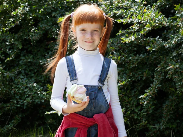 The little red-haired girl in blue jeans with freckles — Stock Photo, Image
