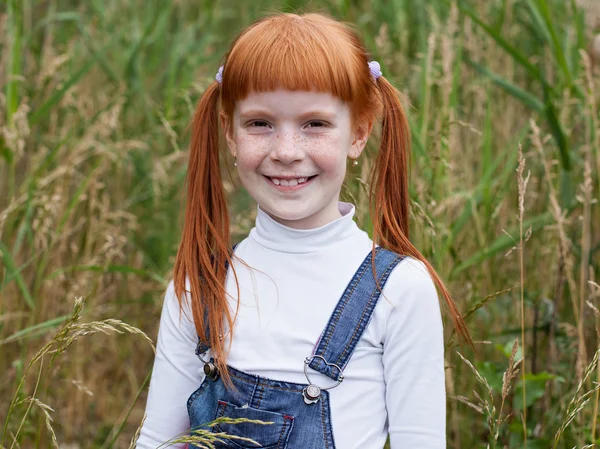 Mycket vacker rödhårig liten flicka med fräknar — Stockfoto