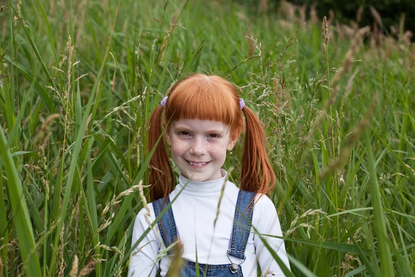 輝く目で赤毛の少女 — ストック写真