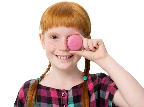 Liten rödhårig flicka nära ett öga — Stockfoto