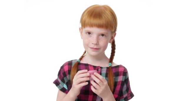 Маленька руда дівчинка тримає макарон — стокове відео