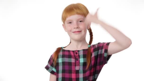 Rousse fille avec deux pigtails montre pouce vers le haut geste — Video