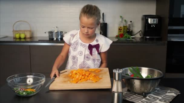 Menina preparando salada na cozinha — Vídeo de Stock