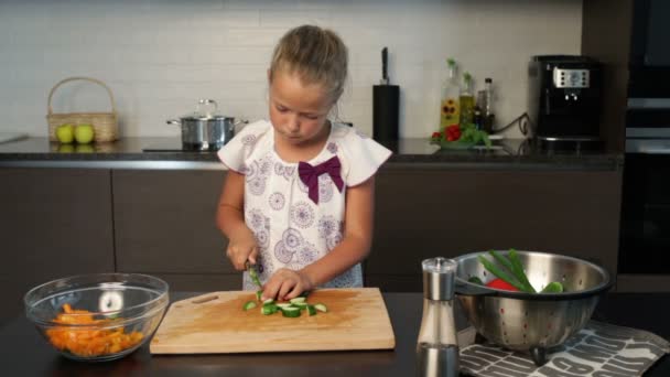 Κοριτσάκι προετοιμασία σαλάτα στην κουζίνα — Αρχείο Βίντεο