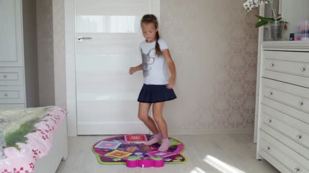 Niña saltando sobre la alfombra con cremallera — Vídeos de Stock