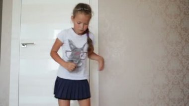 Küçük kız hareketli mindere atlama