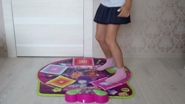 Meninas pernas pulando no tapete com zíper — Vídeo de Stock