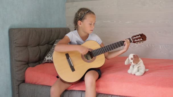 Menina tocando guitarra e cantando — Vídeo de Stock