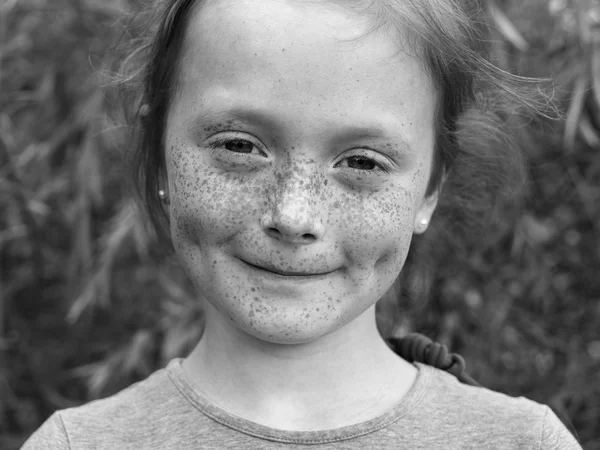 Retrato de cerca de una chica sonriente pelirroja —  Fotos de Stock