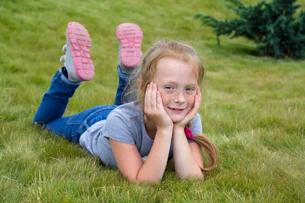 Porträtt av en ingefära leende flicka — Stockfoto