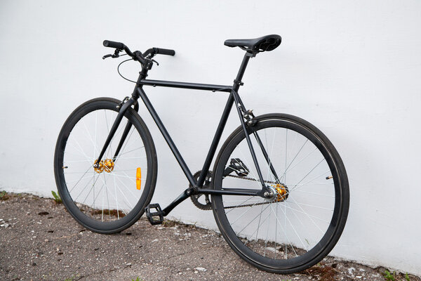 Чёрный стационарный велосипед
