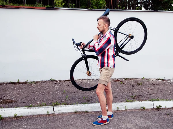 Fiatal csípő ember tartja a kerékpár — Stock Fotó