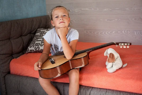 Lite ledsen tjej med en gitarr — Stockfoto