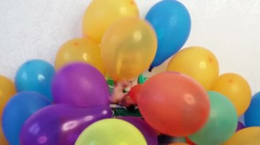 Küçük bir çocuk mor balon açılırsa