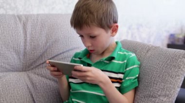 Küçük çocuk bir smartphone üzerinde oynama