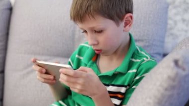 Küçük çocuk bir smartphone üzerinde oynama