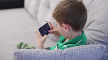 Küçük çocuk bir smartphone üzerinde oynama