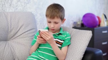 Küçük çocuk bir smartphone üzerinde oynama